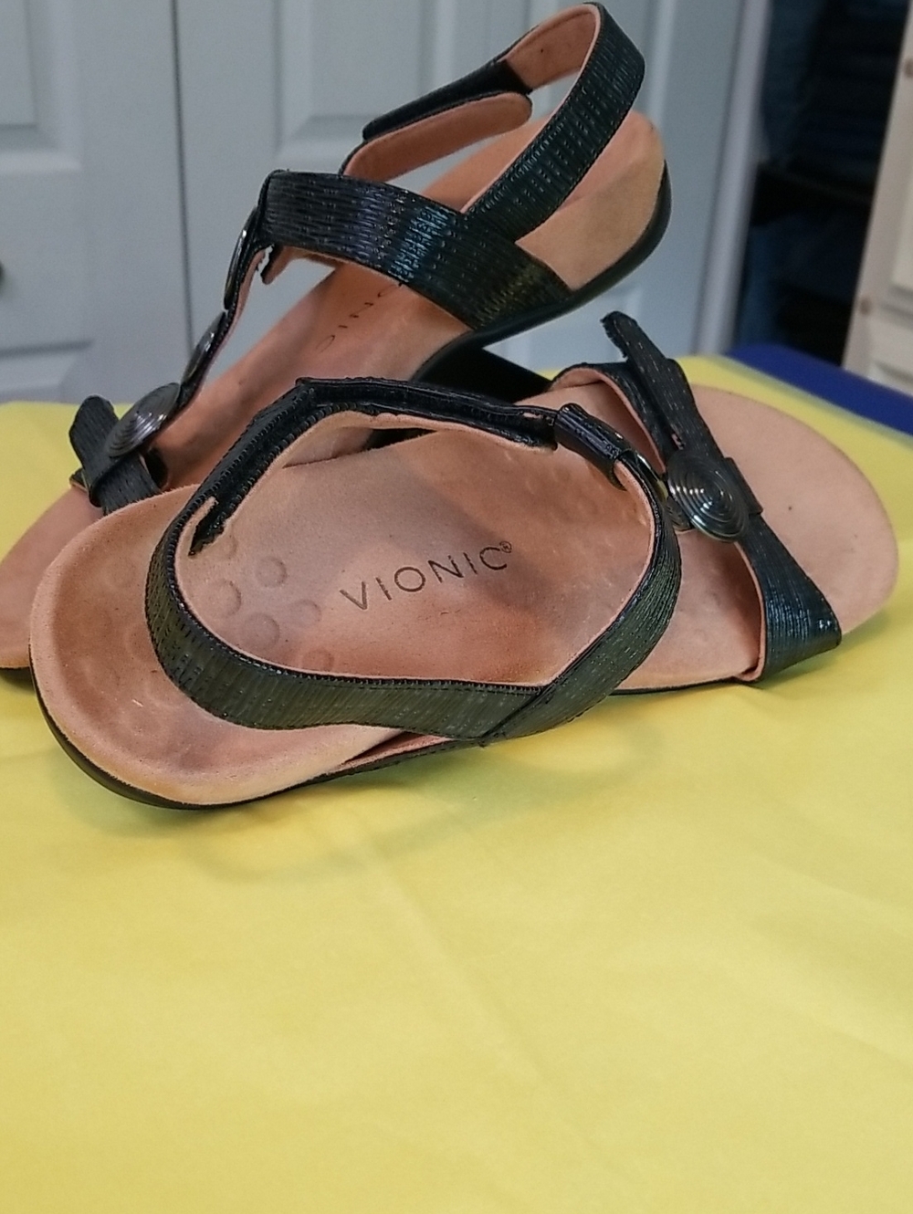 Vionic womens sandal Adjustable straps soft microfiber footbed GUC